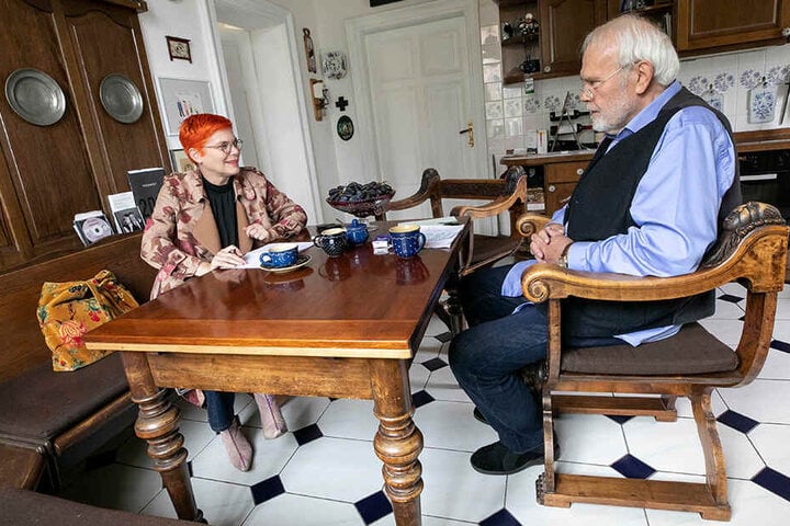 TAG24-Reporterin Katrin Koch plaudert in der Küche mit Gunther Emmerlich. Der TV-Star bewohnt nur noch das Untergeschoss seiner Villa, obendrüber zog Sohn Johannes mit Familie ein.