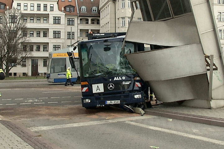 Durch den Unfall nahm das "Doppel-M" erheblichen Schaden.