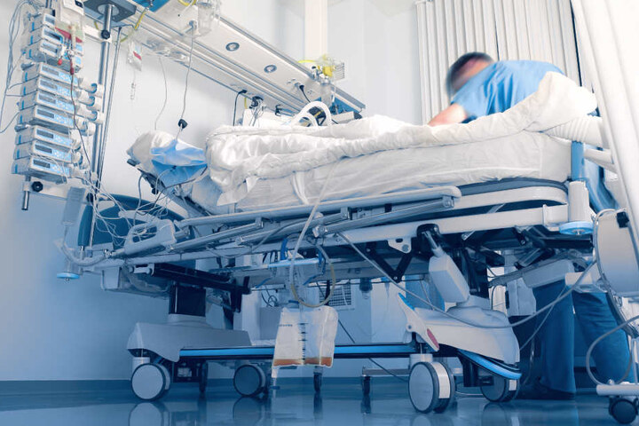 Das Unfallopfer (85) erlag im Krankenhaus den schweren Verletzungen (Symbolbild).