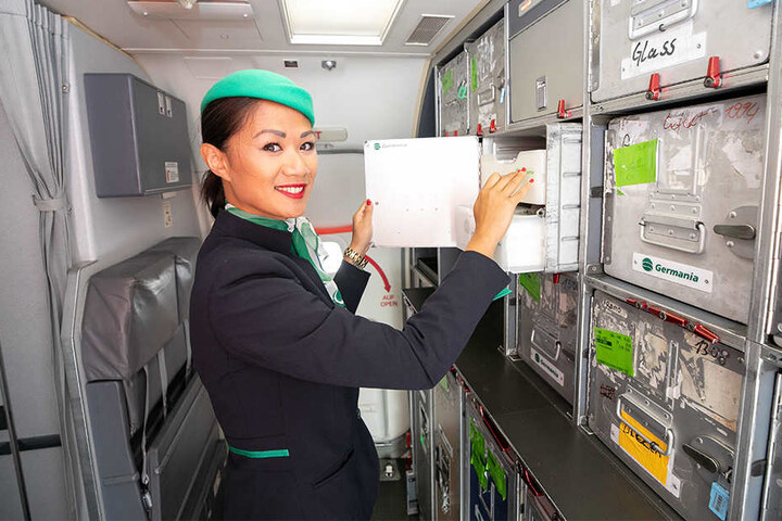 Alle Mahlzeiten an Bord? Chef-Stewardess Thu Hang Nguyen Thi (26) zählt die Bordmenüs für den Weiterflug nach Teneriffa durch.