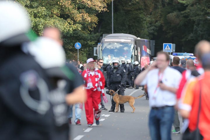 Du kommst hier nicht rein: Der Bus der Leipziger musste umgeleitet werden.