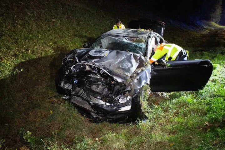 Der BMW wurde durch den Aufprall durch die Luft katapultiert und landetet neben der Fahrbahn.