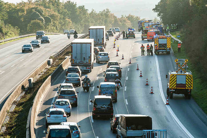 Der Verkehr wurde an der Unfallstelle vorbeigeführt.