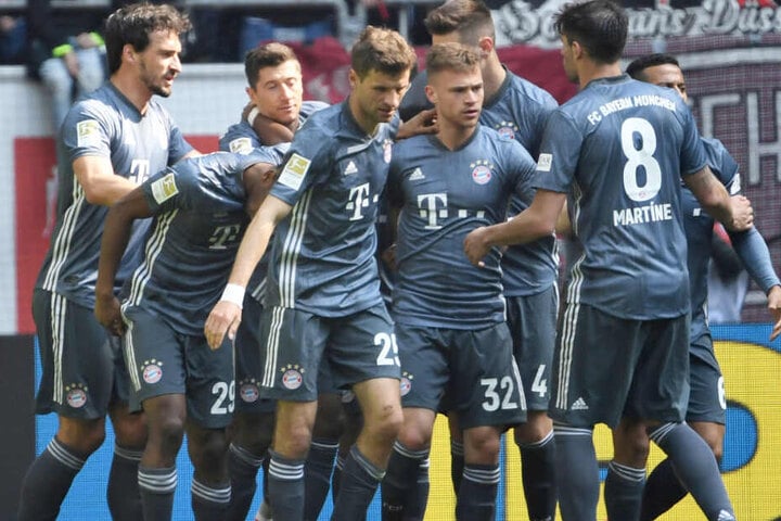 Grund zum Feier: Der FC Bayern München hat bei Fortuna Düsseldorf einen deutlichen Sieg gefeiert.