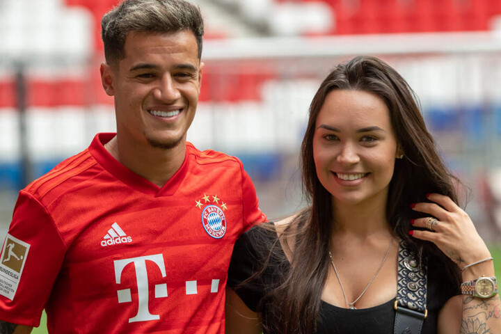 Neuzugang Philippe Coutinho wird von seiner Frau Aine nach München begleitet.