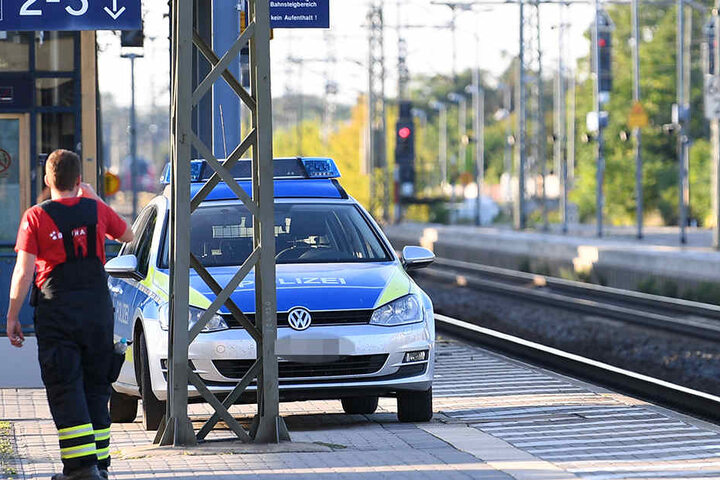 Die Einsatzkräfte suchten am Dienstagnachmittag jeden Meter der Strecke zwischen Delitzsch und Leipzig nach Spuren des Unglücks ab.