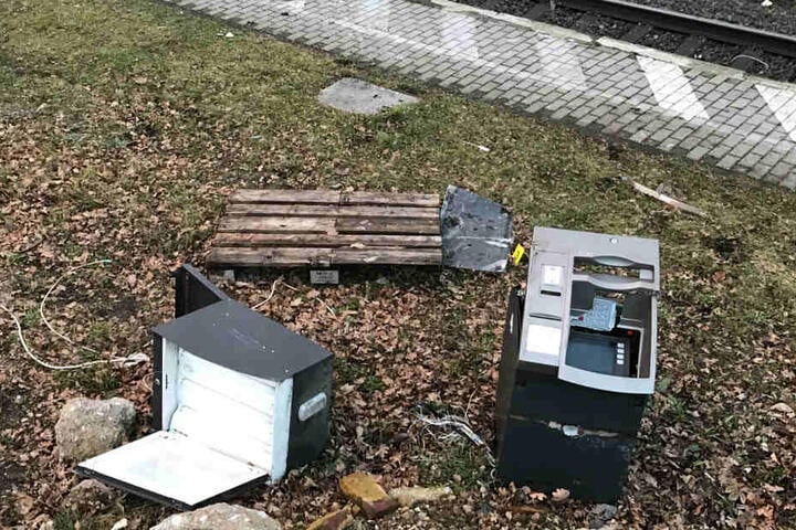 Die Täter wollten durch die Aktion vermutlich an das Geld im Inneren des Automaten kommen.