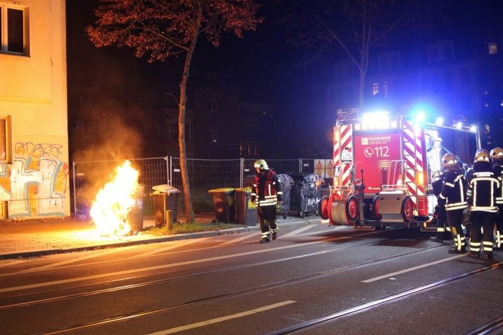 In der Nacht zu Sonntag wurden erneut Mülltonnen und Baustellenzäune in Connewitz angezündet.