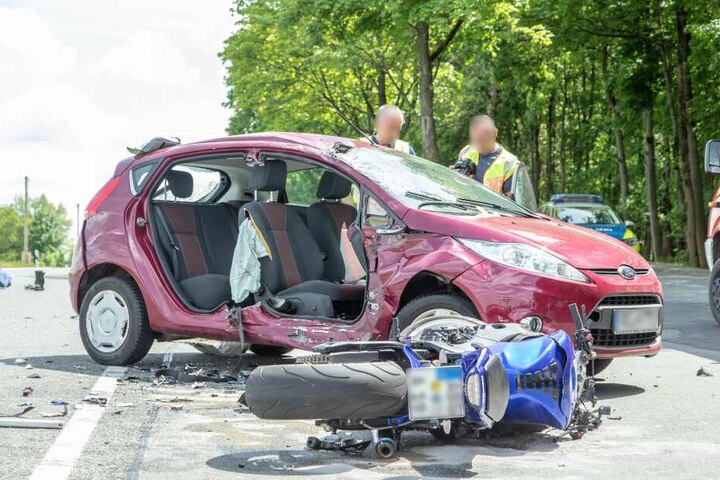 Die beiden Insassen des Fords wurden bei dem Unfall verletzt.