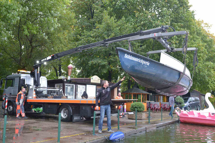 Echte Maßarbeit: Die „Schlossteichperle“ wird auf den Abschlepper
verladen.