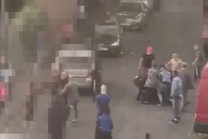 Bei der Schlägerei wurden drei Menschen verletzt.