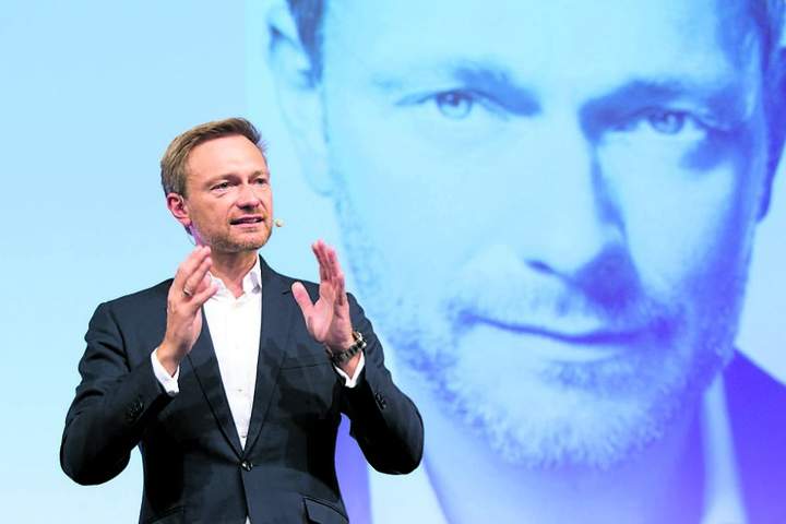 Macht die ersatzlose „Soli“-Abschaffung zur Bedingung für eine Koalition:
FDP-Boss Christian Lindner (38).
