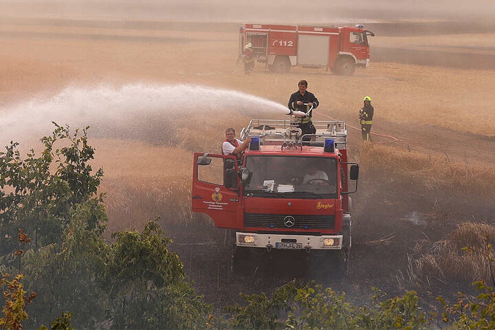 Mit viel Wasser rückten die Einsatzkräfte dem Feuer zu Leibe.