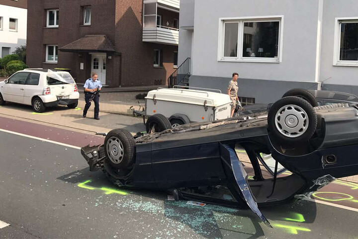 Das Auto blieb auf dem Dach liegen.