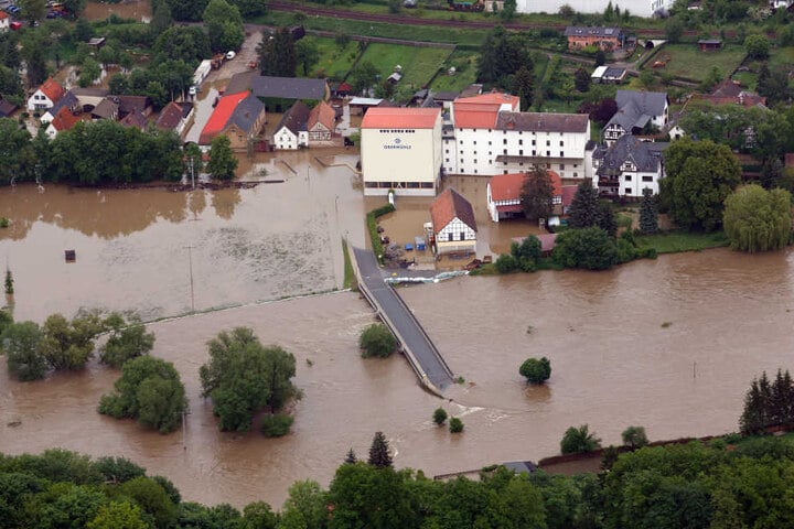 Beim Hochwasser 2013 ist die Obermühle in Wünschendorf bei Gera über die Ufer getreten.