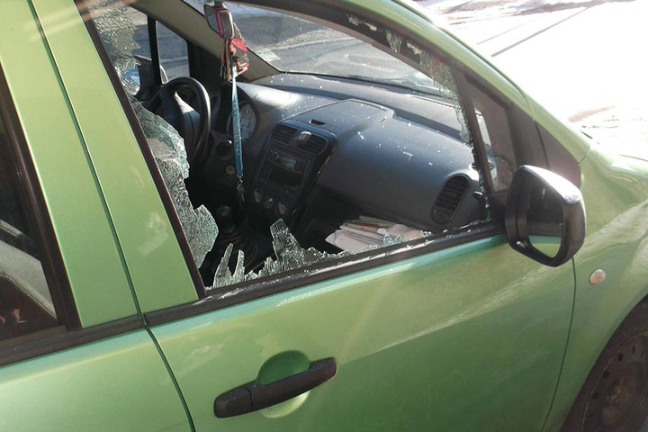 In sechs Fahrzeuge brachen die bisher unbekannten Täter ein.