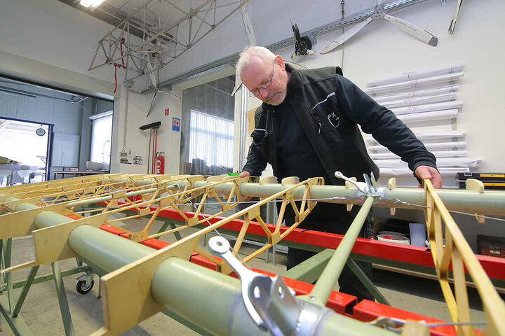 Marko Grilz (49) baut in seiner Firma in Kamenz an den neuartigen Doppeldeckern.