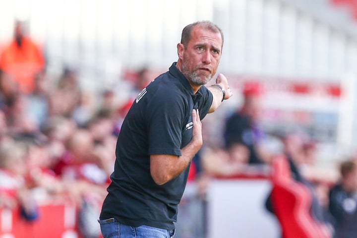 FSV-Coach Joe Enochs zeigt es an: Da geht es nach Neugersdorf und von dort aus im besten Fall in die nächste Pokalrunde.