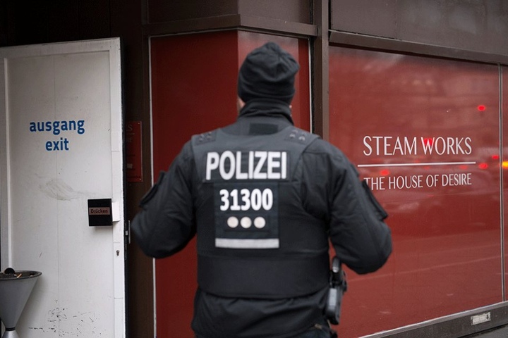 Ein Polizist steht vor dem Homosexuellen-Treff "Steam Works". Die Ermittlungen zur Brandursache dauern noch an.