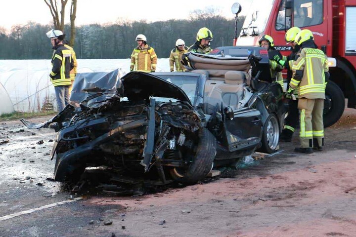 Der Mercedes wurde bei dem Crash völlig zerstört.