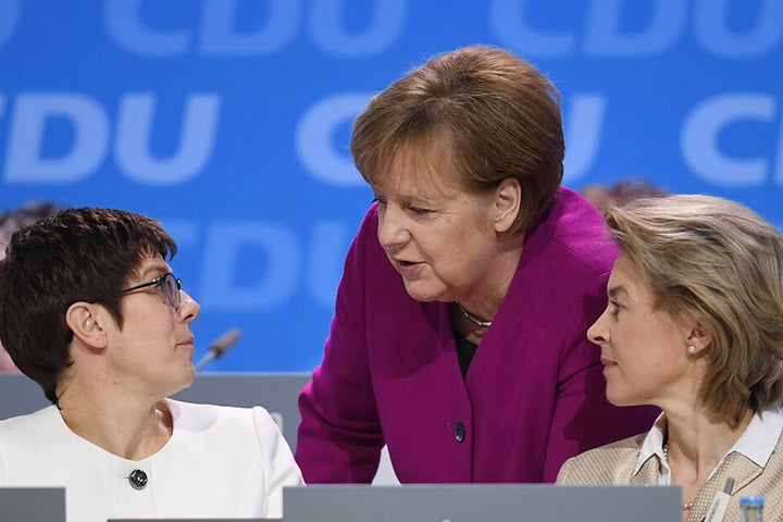 Angela Merkel (64, CDU, Mitte) im Gespräch mit Ursula von der Leyen (CDU, 60, rechts) und der neuen Verteidigungsministerin Annegret Kramp-Karrenbauer (56, CDU).
