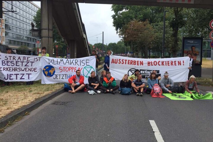 Autofahrer können von Deutz kommend die Brücke nicht passieren.
