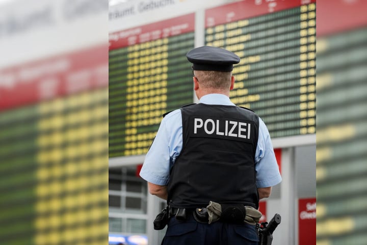 Ein Polizist am Dresdner Flughafen (Symbolbild).