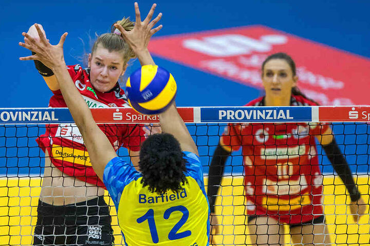 Im Bundesliga-Match gegen Schwerin springt Camilla Weitzel (links) nach oben und schmettert.