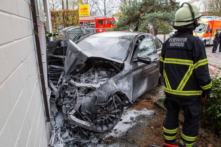 Das Unfallwrack lässt vermuten, mit welcher Geschwindigkeit der Wagen gegen die Hauswand krachte.