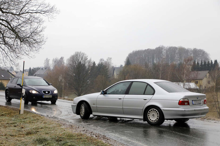 In Einsiedel auf der Eibenberger Strasse (K6115) geht nichts mehr. Ein LKW kommt nicht weiter und blockiert die Strasse. Vereinzelt können Fahrzeuge über ein Feld ausweichen.