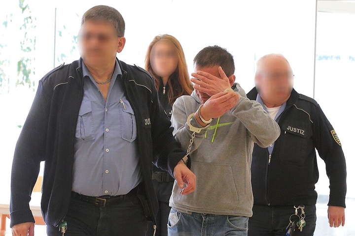 Daniel S. verweigerte zwar die Aussage, aber gegen ihn läuft derzeit auch ein Schleuserprozess. Auf seinem Handy fanden sich Fotos vom Tat-Transporter und von den "Transport-Kisten".