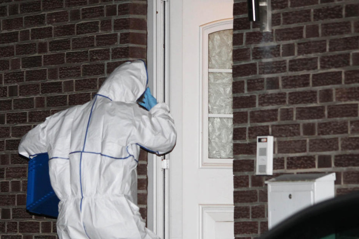 Polizei und Staatsanwaltschaft in Mönchengladbach gehen nach eigenen Angaben von einer Beziehungstat in der Gemeinde Niederkrüchten bei Viersen aus.