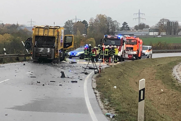 Auf der Staatsstraße 2335 in Bayern ist es zu einem schrecklichen Unfall gekommen.