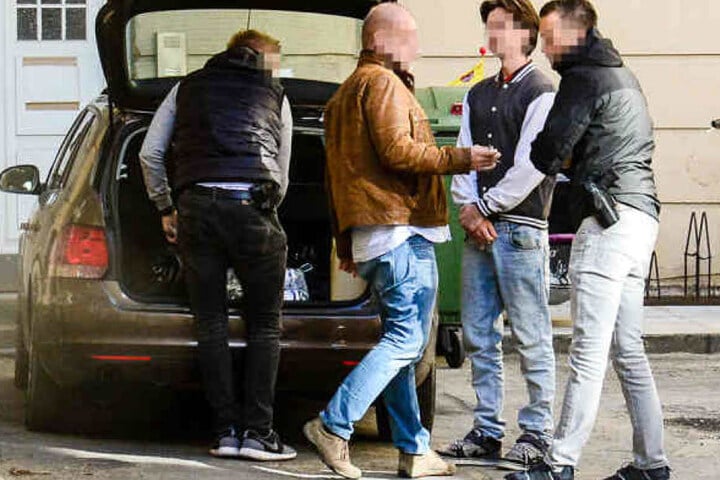 Das Amtsgericht Detmold hat Haftbefehl gegen den 21-Jährigen (2. v.r.) erlassen.