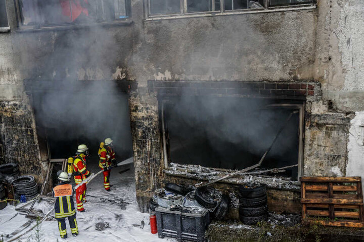 Feuerwehrleute löschen den Brand.