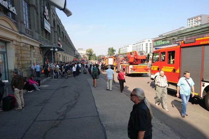 Alle Reisenden mussten den Bahnhof verlassen.