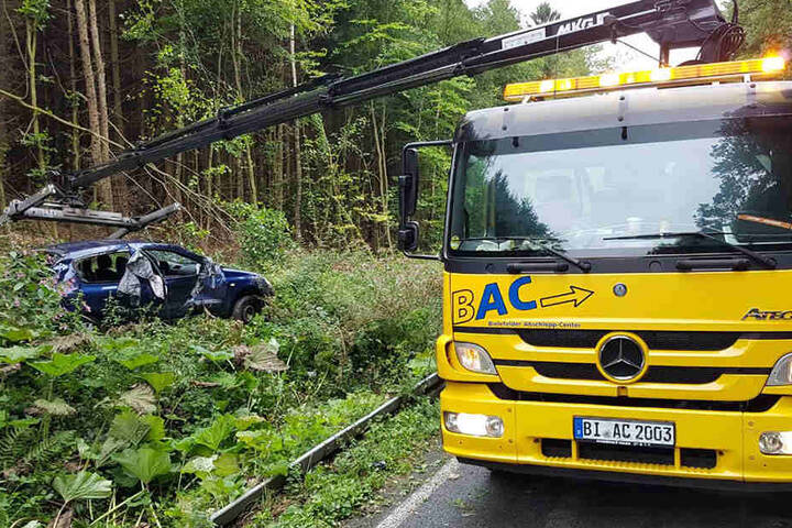 Ein Abschleppwagen musste das Auto aus dem Gebüsch bergen.