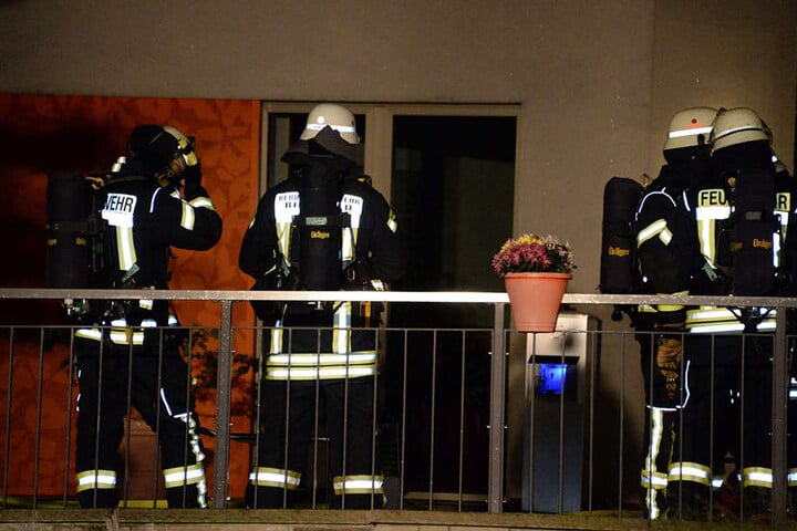 Mit Atemschutzgeräten ausgerüstet betraten die Feuerwehrleute den Raum.
