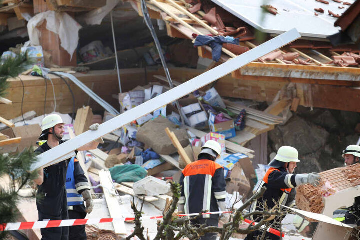 Vom Wohnhaus in Rettenbach am Auerberg in Bayern blieben nach der Explosion nur Trümmer übrig.