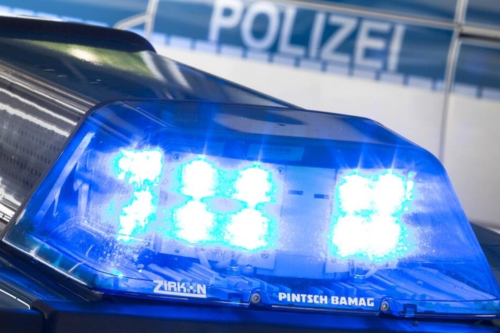 Die Polizei nahm den 50-Jährigen besoffen an einer Tankstelle fest. (Symbolbild)
