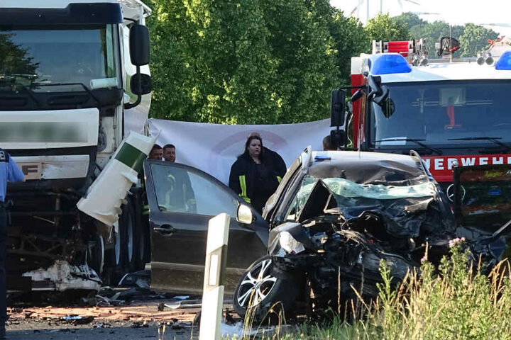 Der Skoda Octavia wurde bei dem Zusammenprall komplett zerstört.