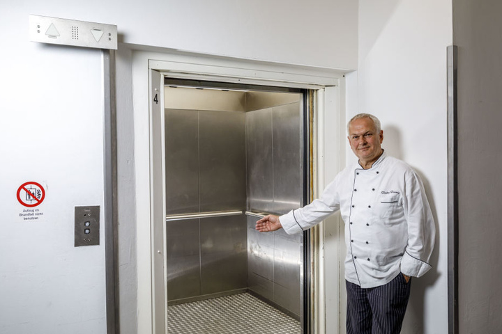 Heute ist er Küchenchef im "Pullmann". 1972 war er noch Lehrling im "Interhotel Newa". Aus diesem Aufzug trat plötzlich Fidel Castro.
