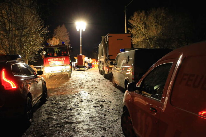 Die Straßen werden bereits von den Einsatzkräften abgesperrt.