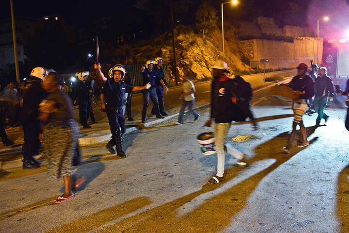 Polizisten evakuieren Menschen auf der griechischen Insel Samos. Im völlig überfüllten Flüchtlingslager ist es zu Schlägereien zwischen Migranten aus Syrien und Afghanistan gekommen.
