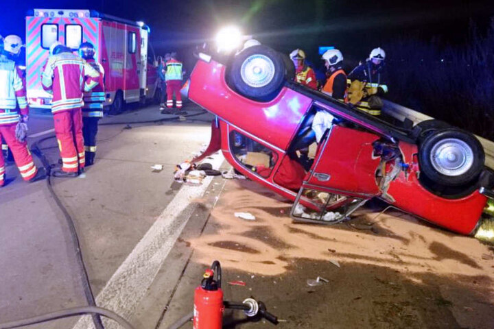 Der Fahrer des Trabant 601 soll aus dem Fahrzeug geschleudert worden sein.