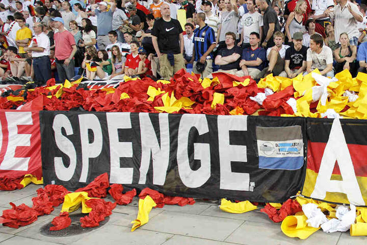 Und auch zwei Jahre später, bei der EM 2008 in Österreich und der Schweiz sah man den Banner regelmäßig.