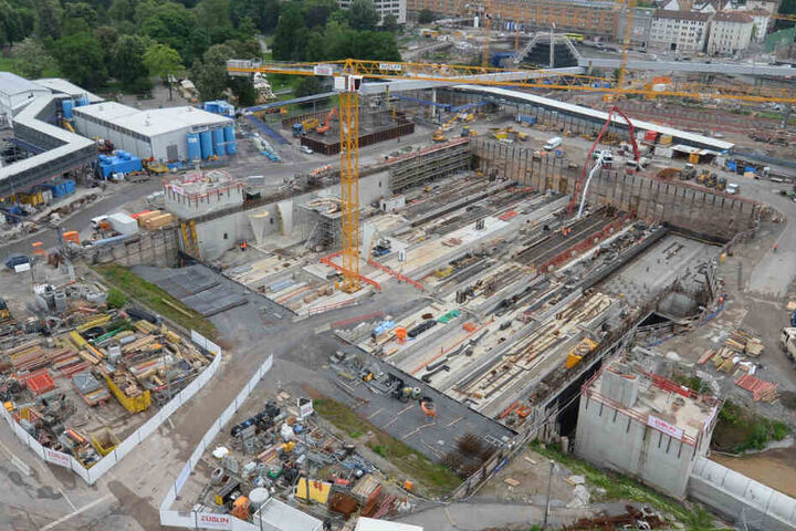 Die Stuttgart-21-Baustelle am Hauptbahnhof von oben fotografiert.