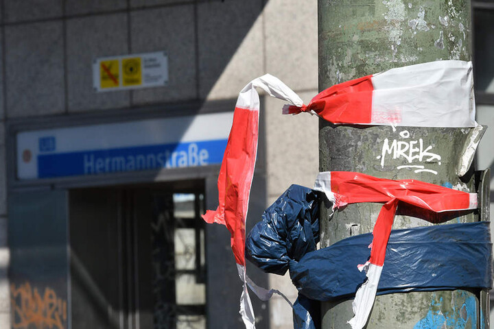 Die Reste eines Absperrbandes der Polizei hängen an einem Mast in der Hermannstraße.