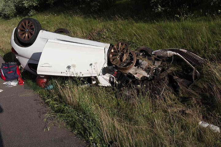 Ein VW blieb nach dem Unfall im Graben liegen.