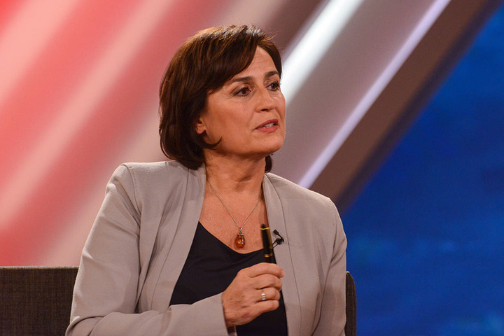Macht das Quartett komplett: Sandra Maischberger, hier in ihrer Sendung am 27. Juni 2018 zum Thema "Schicksalstage für die Regierung: Was plant Horst Seehofer?"